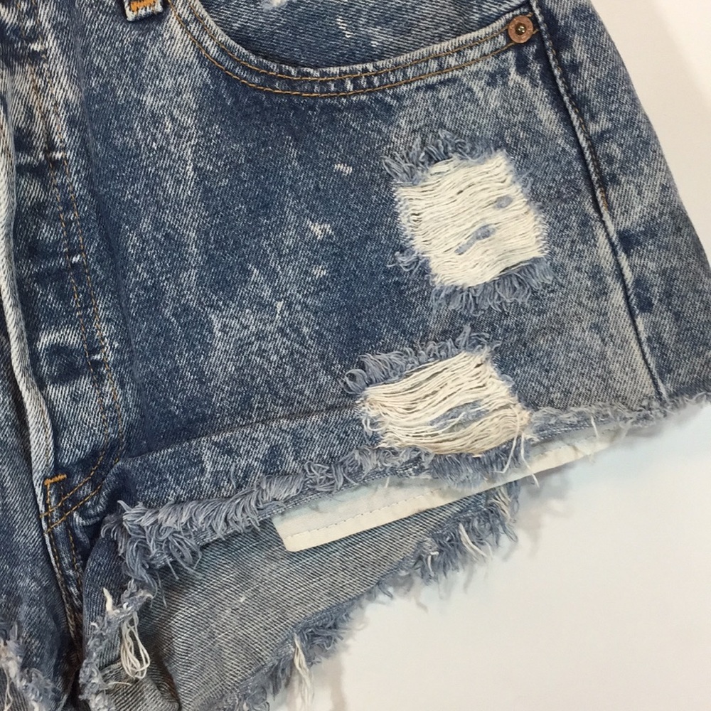 Levi’s button fly  high rise frayed shorts sz 30 - Picture 3 of 6